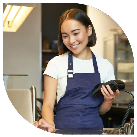 Atendente profissional segurando máquina de cartão