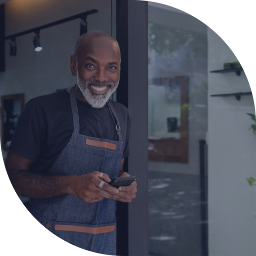 Comerciante satisfeito com pagamentos recorrentes