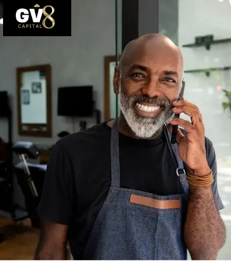 Comerciante segurando telefone