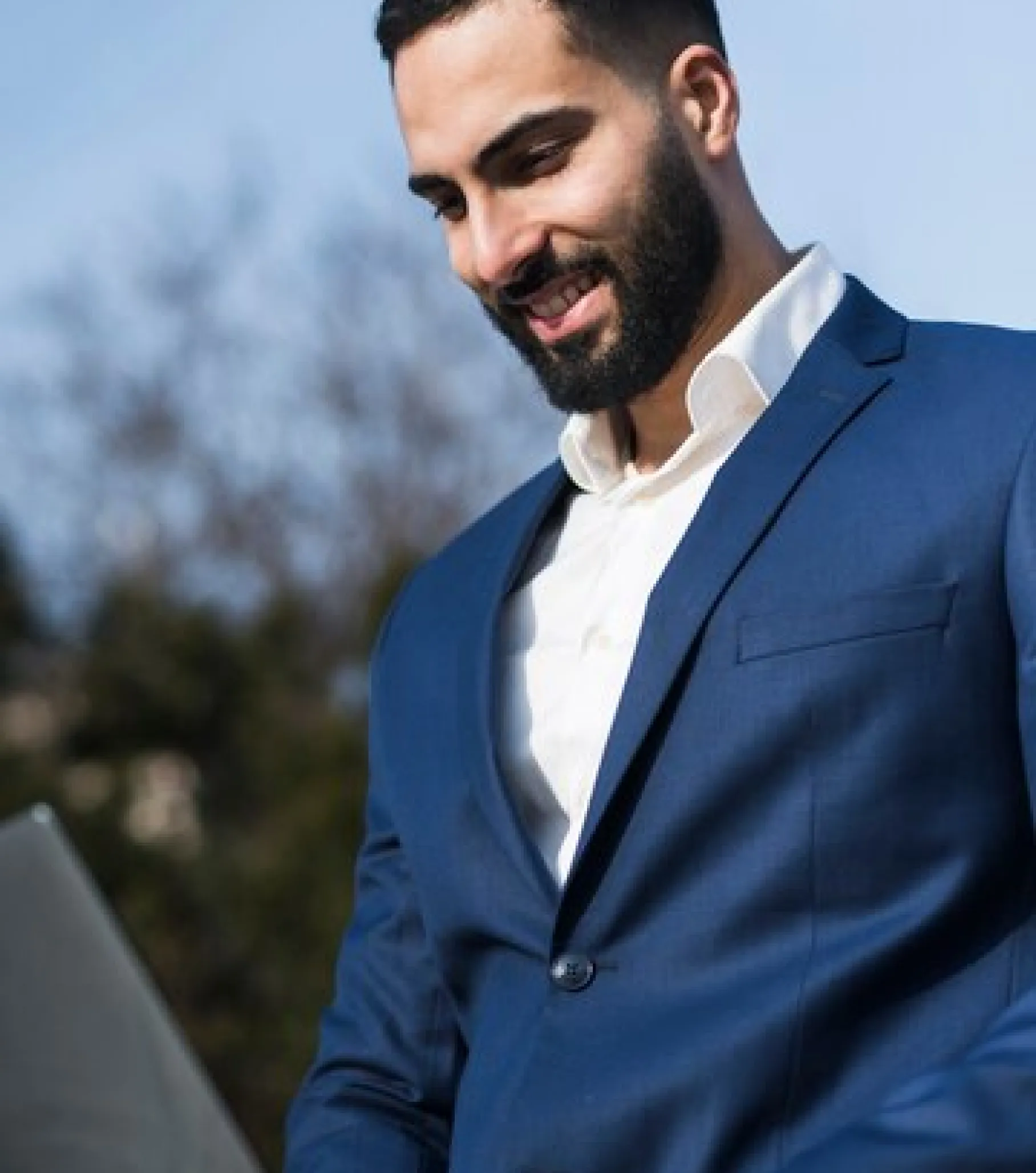Homem sentado com computador no colo