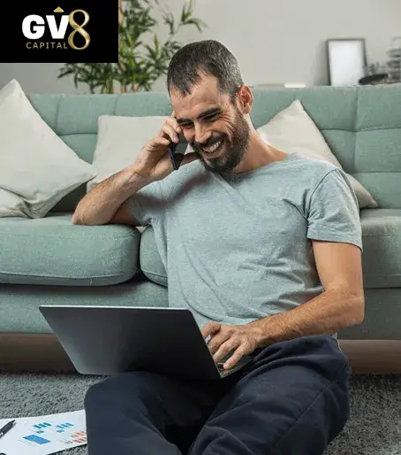 Empresário gerenciando cobranças automáticas