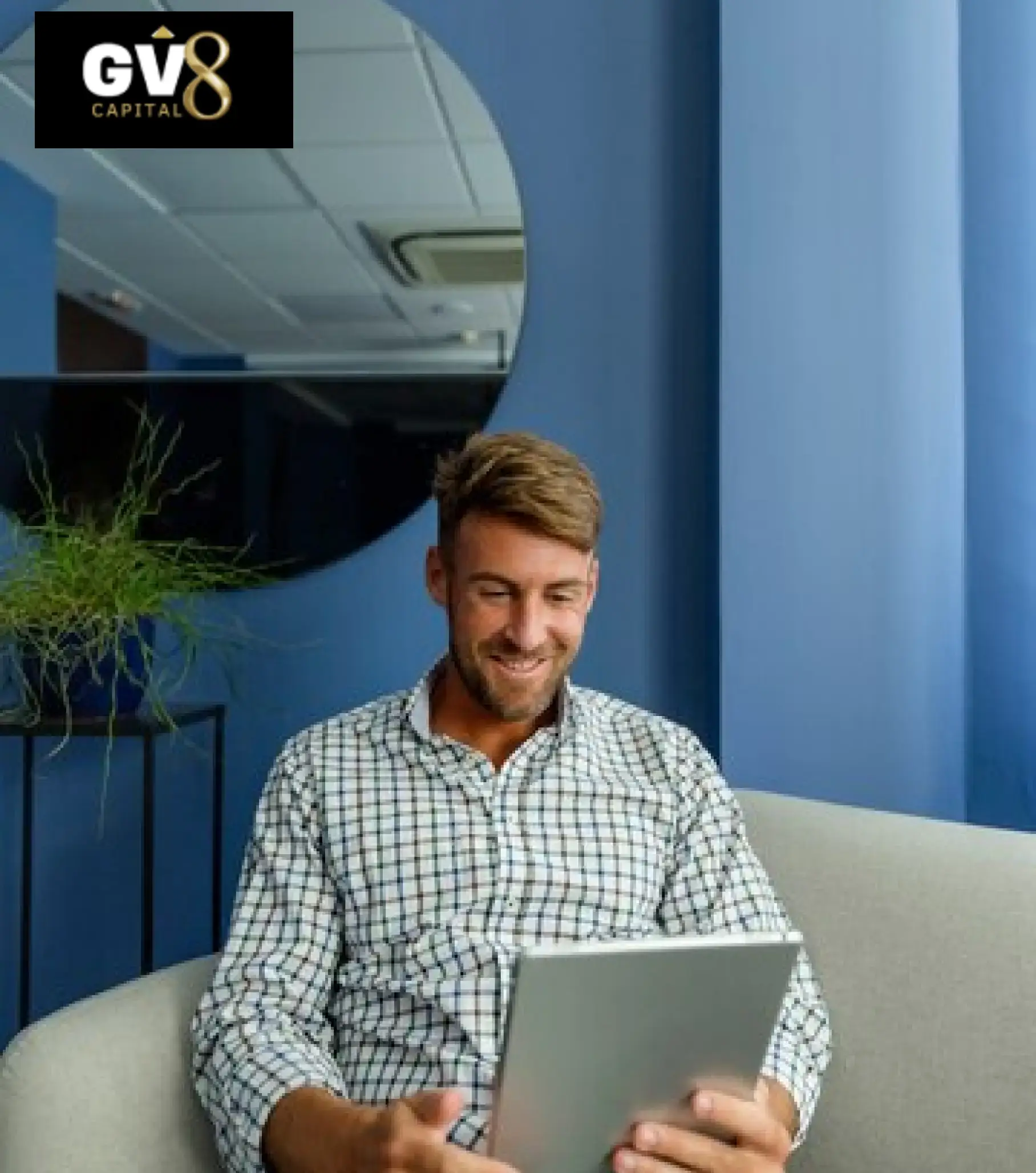 Empresário satisfeito usando links de pagamento