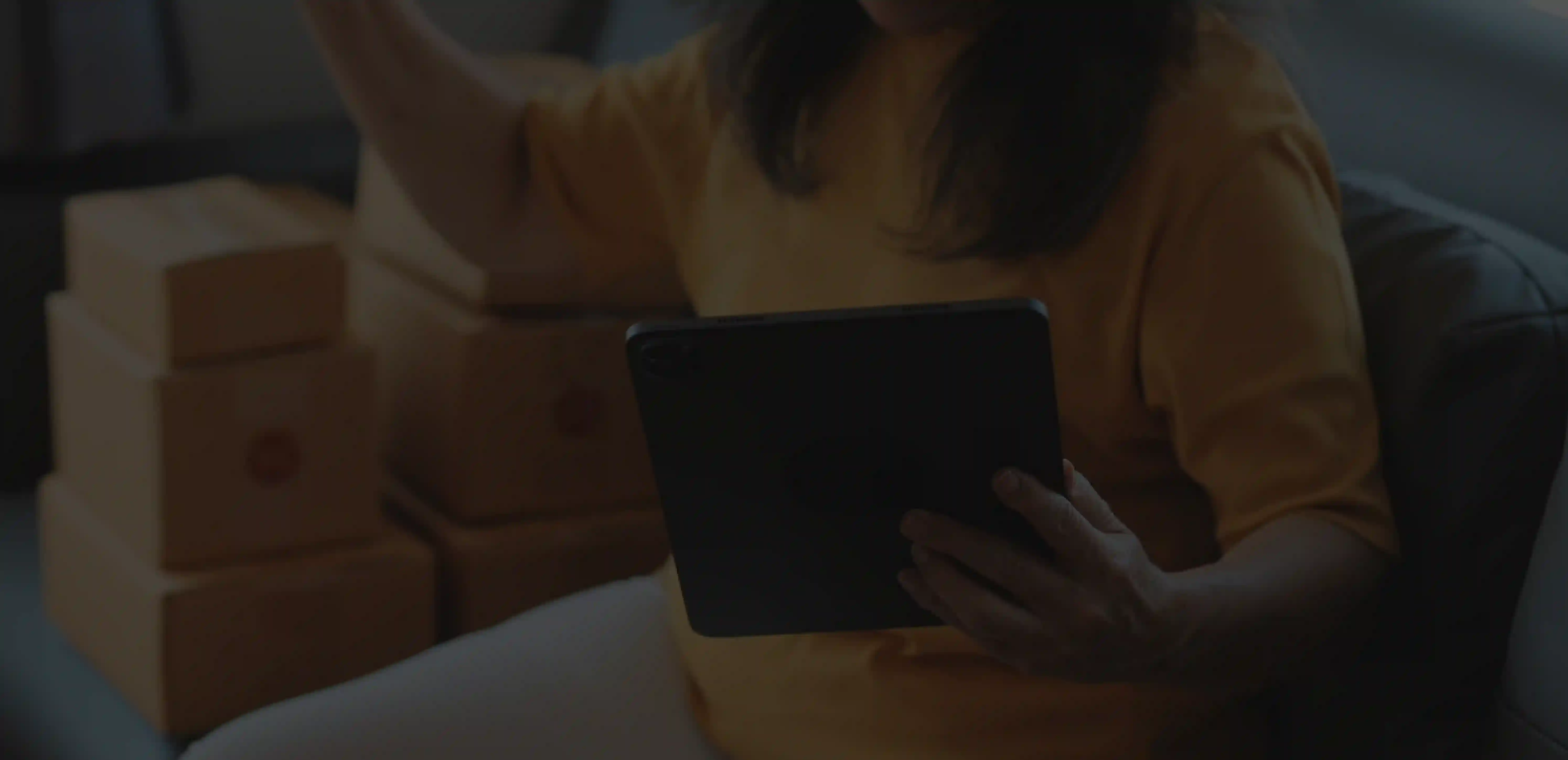 Empresária criando links de pagamento